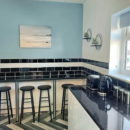 Apartment 2br Flat, Near Seafront - Perfect For Getaways