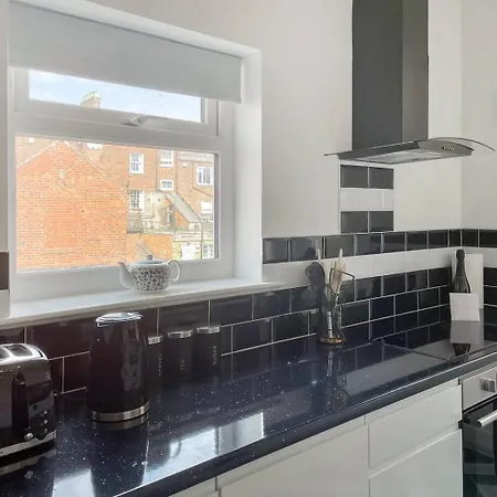 Apartment 2br Flat, Near Seafront - Perfect For Getaways